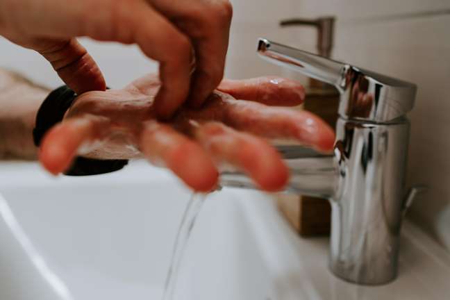 Lavar bem as mãos com água e sabão é fundamental para evitar a transmissão do vírus