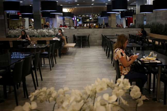Pessoas almoçam em uma praça de alimentação esvaziada de shopping em São Paulo em meio ao surto de coronavírus
19/03/2020
REUTERS/Rahel Patrasso
