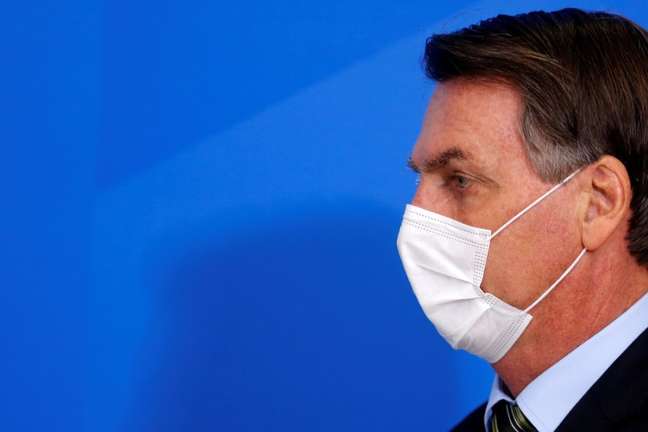Presidente Jair Bolsonaro usa máscara de proteção durante anúncio de medidas para conter o surto do novo coronavírus
18/03/2020
REUTERS/Adriano Machado