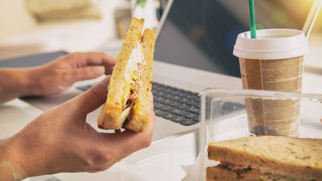 Não se alimente na mesa: faça pausas e separe uma hora do dia para fazer suas refeições