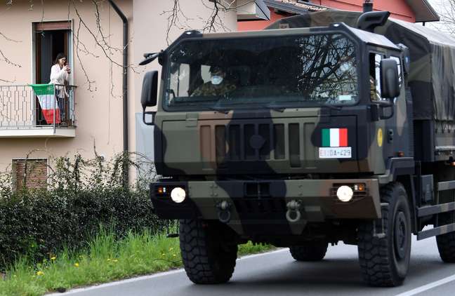 Caminhão do Exército para transporte de caixões em Seriate, na Itália
25/03/2020
REUTERS/Flavio Lo Scalzo