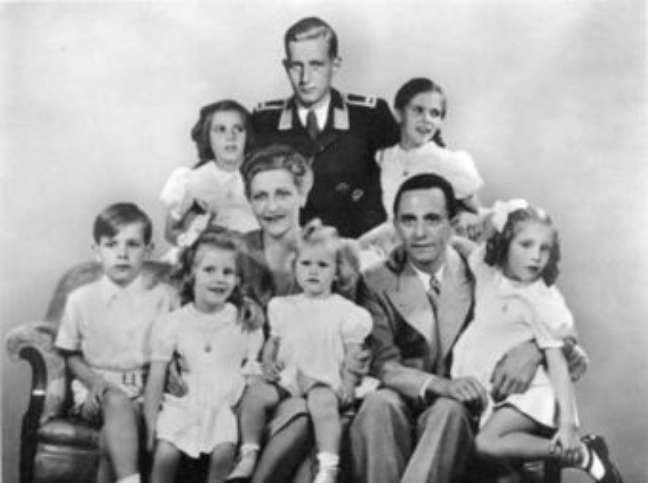 Magda Goebbels e sua prole, sacrificada no altar do fanatismo (o filho mais velho de uniforme escapou do horror)