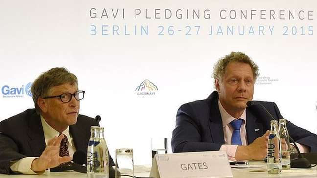 Seth Barkley (dir) e o filantropo bilionário Bill Gates (esq) em conferência de 2015; eles defendem o acesso igualitário às vacinas