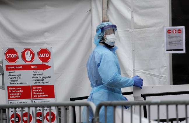 Profissional de saúde com trajes de proteção entra em centro hospitalar em Nova York durante pandemia de Covid-19
31/03/2020 REUTERS/Brendan Mcdermid 