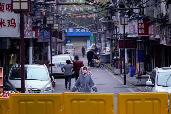 Mulher com máscara de proteção em área residencial bloqueada em Wuhan
01/04/2020
REUTERS/Aly Song