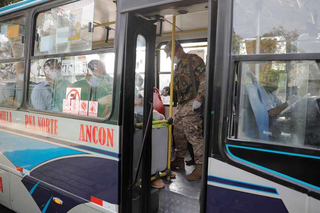 Soldado faz vistoria a ônibus em Lima, no Peru, durante pandemia de coronavírus 
26/03/2020
REUTERS/Sebastian Castaneda
