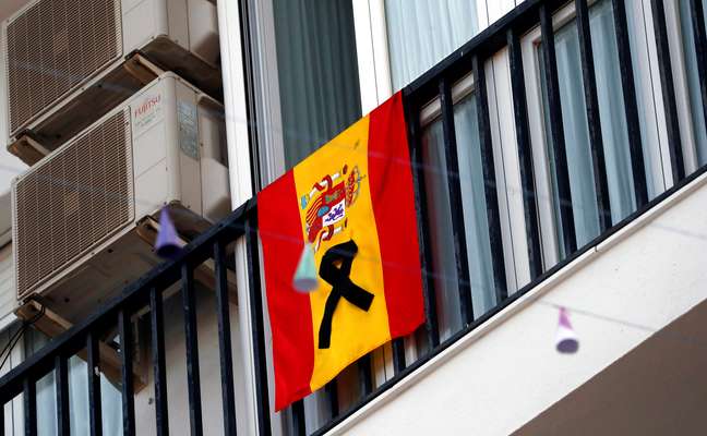 Bandeira da Espanha com faixa preta de luto em varanda na cidade de Ronda em meio à pandemia de coronavírus
07/04/2020 REUTERS/Jon Nazca 