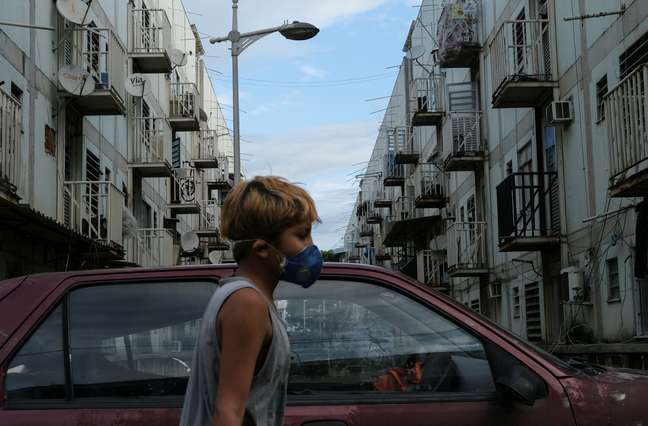Menino com máscara de proteção na favela de Manguinhos, no Rio de Janeiro
09/04/2020
REUTERS/Ricardo Moraes
