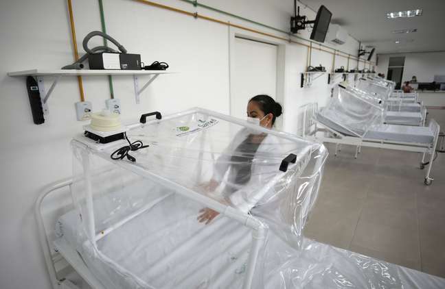 Profissional de saúde prepara leito em hospital provisório em Manaus (AM) durante pandemia de coronavírus 
13/04/2020
REUTERS/Bruno Kelly
