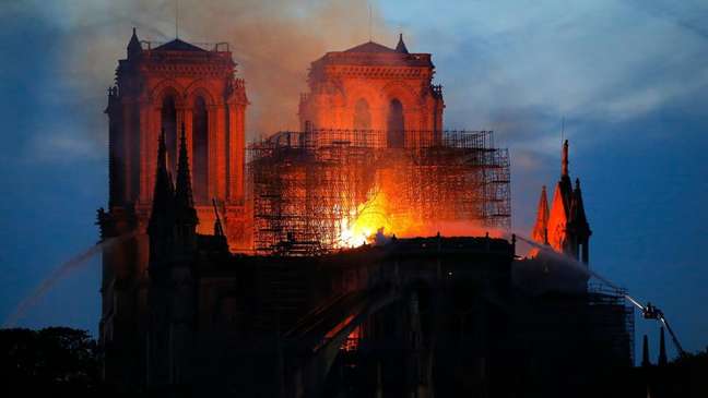 Incêndio acidental consumiu parte relevante do teto e do interior da catedral gótica de quase 900 anos