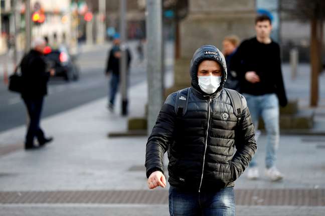 Pedestre com máscara de proteção caminha pelas ruas de Dublin
17/03/2020
REUTERS/Jason Cairnduff/