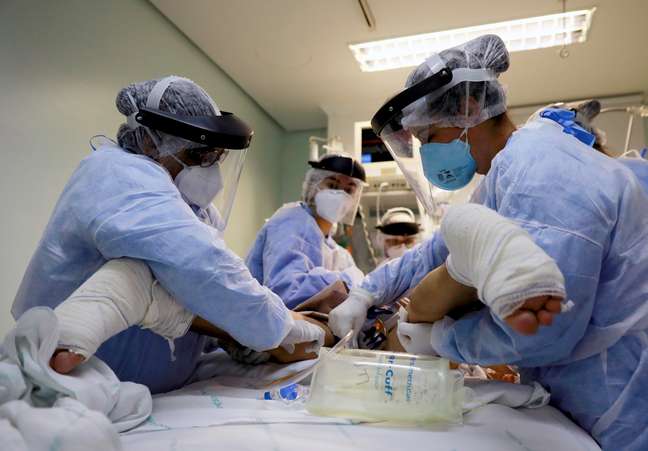 Profissionais de saúde cuidam de paciente em UTI de hospital em Porto Alegre (RS) durante pandemia de coronavírus 
17/04/2020
REUTERS/Diego Vara