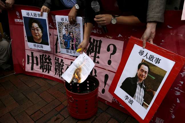 Manifestantes pró-democracia queimam carta perto de fotos de escritores que estavam desaparecidos, incluindo Gui Minhai
03/01/2016
REUTERS/Tyrone Siu -/File Photo