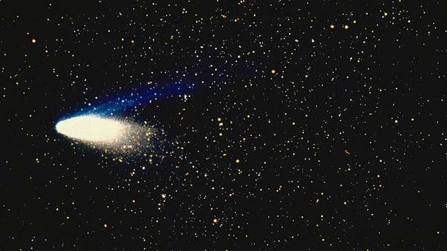 A próxima aparição do cometa Halley na Terra será no ano de 2061.