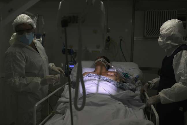 Paciente infectado com coronavírus é tratao em hospital de Guarulhos (SP)
12/05/2020
REUTERS/Amanda Perobelli