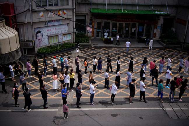 Moradores fazem fila para serem testados em Wuhan
15/05/2020
REUTERS/Aly Song