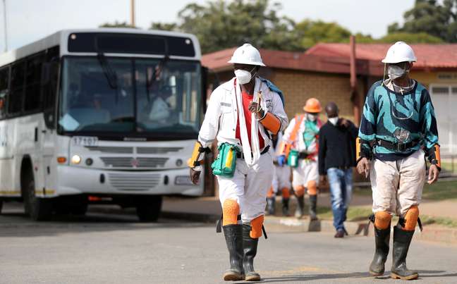 Minerador usando máscara de proteção em Carletonville, na África do Sul
19/05/2020 REUTERS/Siphiwe Sibeko