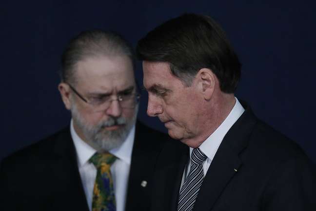  Foto de arquivo de 2 de outubro de 2019 do presidente Jair Bolsonaro junto ao novo procurador-geral da República, Augusto Aras
