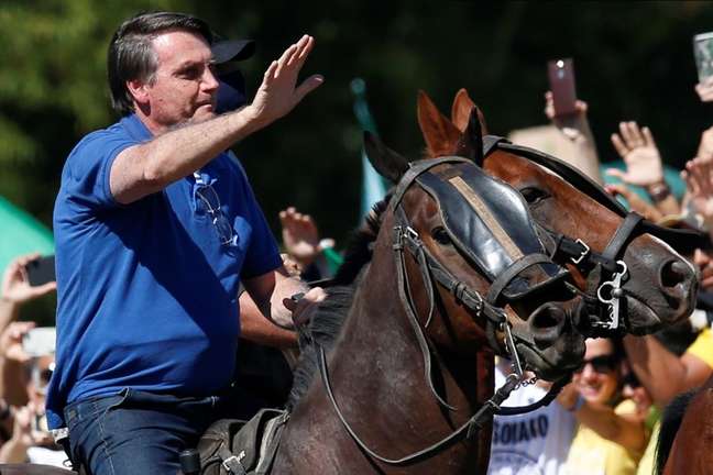 Bolsonaro monta num cavalo durante ato a favor do governo em Brasília
 31/5/2020 REUTERS/Ueslei Marcelino