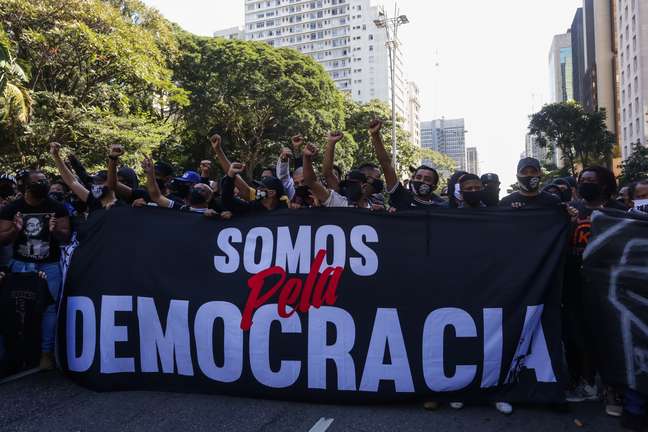 Manifestantes pró-democracia e contrários ao presidente Jair Bolsonaro protestam em frente ao Masp