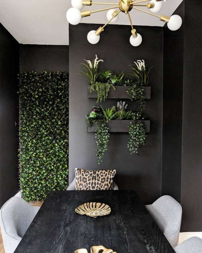 41. Suporte de plantas para sala moderna com jardim vertical – Via: Pop Sugar