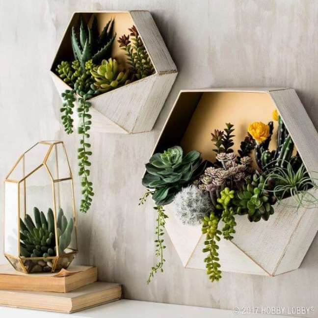 55. Vaso de parede com suculentas moderno – Via: Pinterest