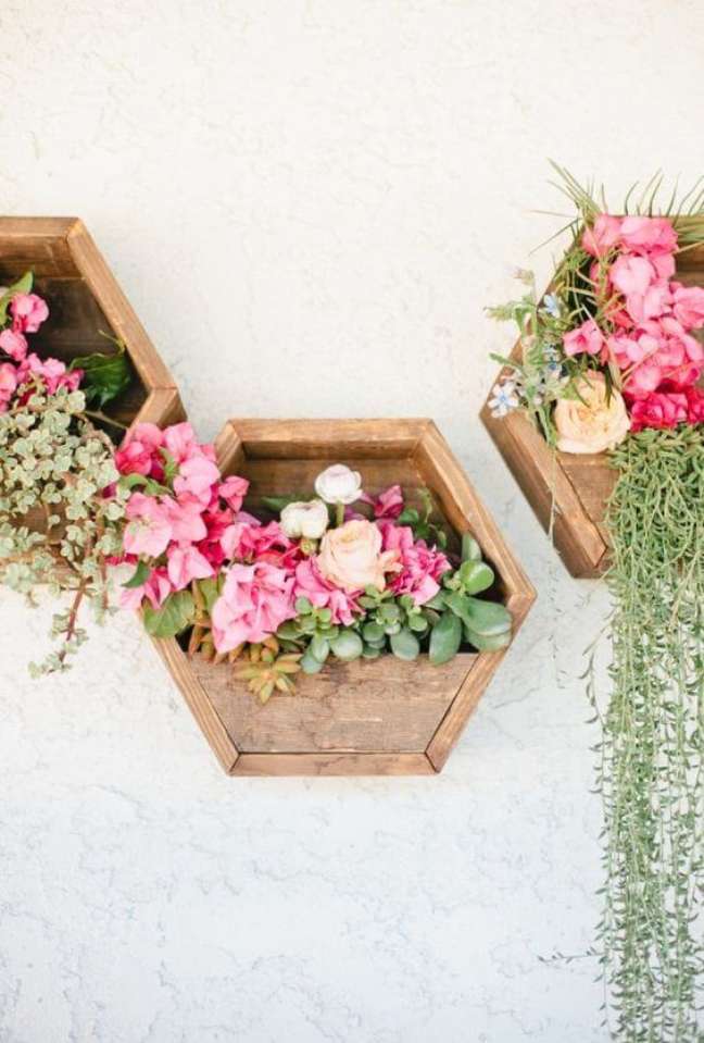8. Vaso de parede de madeira com flores cor de rosa – Via: Style me pretty