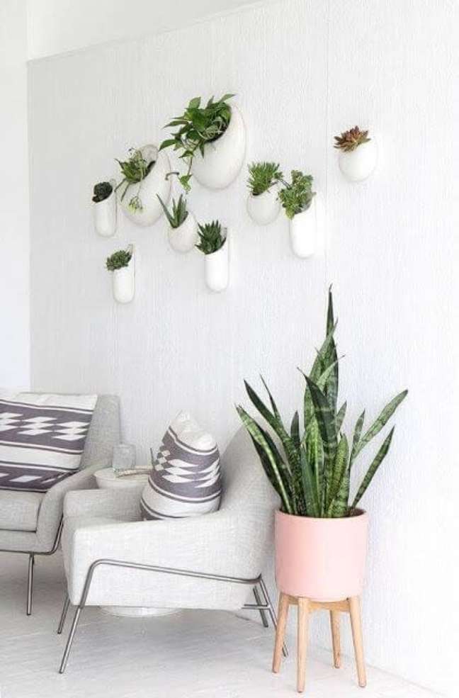 18. Vaso de parede moderno decorativo na sala de estar – Via: Erica Araujo