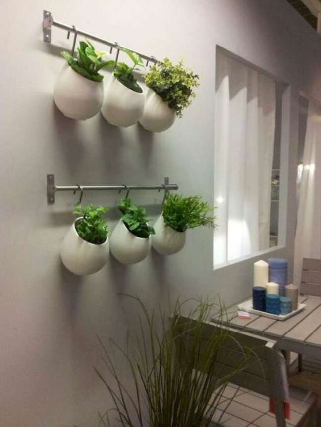 22. O vaso de parede também pode decorar a sala de jantar – via: Pinterest