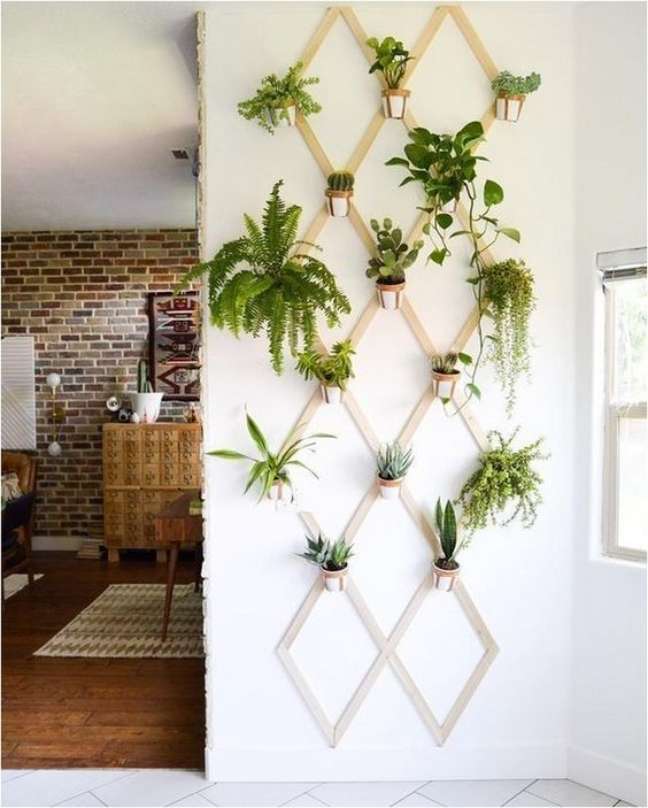 5. Suporte de madeira para vaso de parede para plantas – Via: Pinterest