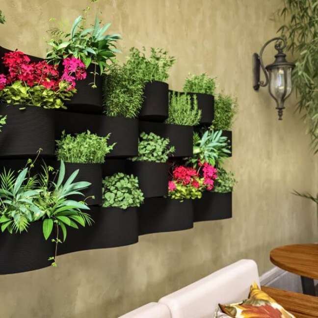 26. Vaso de parede preto com plantas variadas no jardim moderno – Via: Pinterest