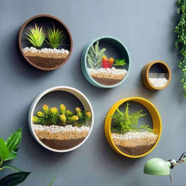 28. Vaso de parede redondo com plantas variadas – Via: Pinterest