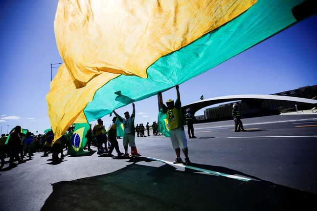Concentração de manifestantes à favor do governo expressam apoio ao presidente Jair Bolsonaro em Brasília