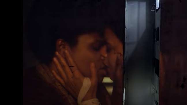 Cena de beijo entre as personagens Joana (Vaneza Oliveira) e Natália (Amanda Magalhães) na série brasileira 3%, da Netflix, fez parte do vídeo exibido na Globo