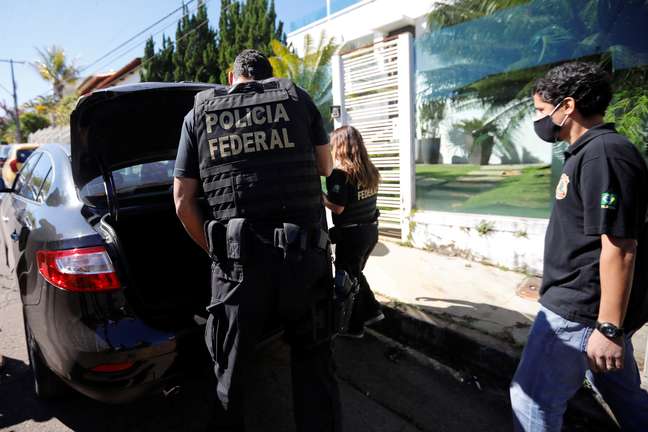 Agentes da Polícia Federal durante operação em Brasília
27/05/2020 REUTERS/Adriano Machado