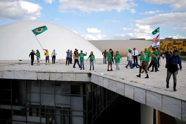 Manifestantes ocupam parte do prédio do Congresso Nacional em ato a favor do presidente Jair Bolsonaro
13/06/2020 REUTERS/Adriano Macha