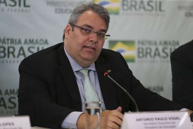 O secretário-executivo do Ministério da Educação, Antônio Paulo Vogel, durante entrevista coletiva em junho de 2019