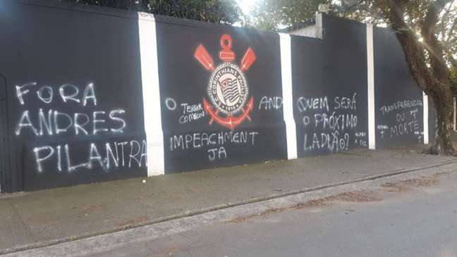 Muros da sede do Corinthians amanheceram pichados nesta quinta-feira (Foto: Arquivo Pessoal)