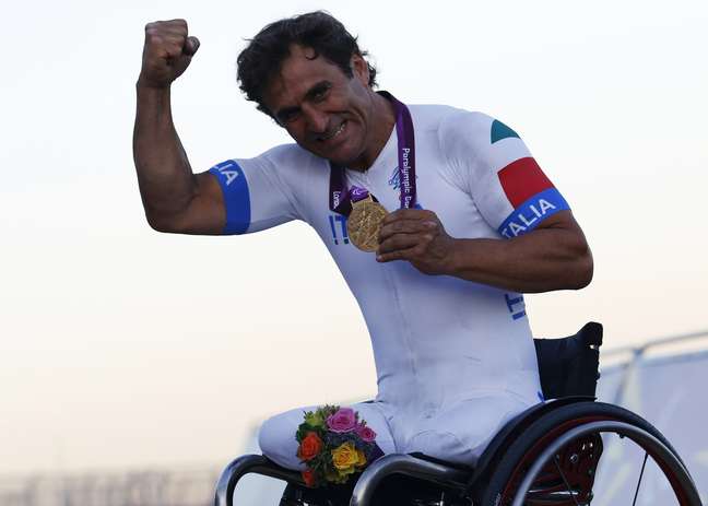 Alex Zanardi comemora medalha de ouro nos Jogos Paralímpicos de Londres 
07/09/2012
REUTERS/Luke MacGregor