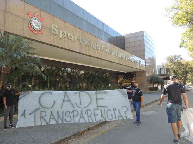 Gaviões da Fiel realizou protesto em frente ao Parque Saõ Jorge nesta sexta-feira (Foto:Divulgação/Gaviões da Fiel)