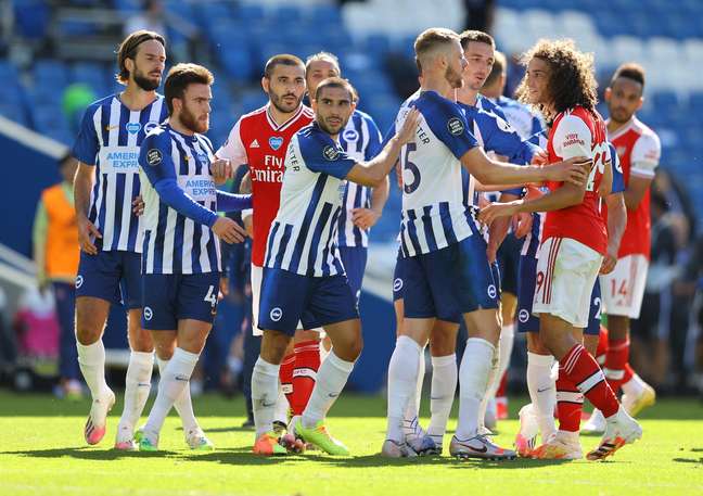 Jogadores do Arsenal e do Brighton discutem durante partida pelo Campeonato Inglês