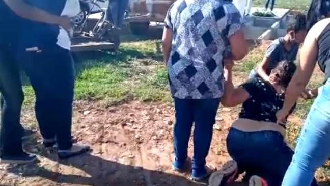Durante enterro da mãe, Talytta se desesperou e vídeo viralizou nas redes