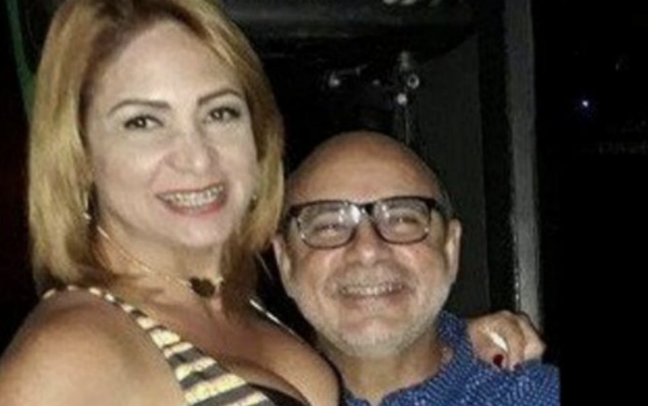 Márcia Oliveira Aguiar posa com o marido Fabrício Queiroz