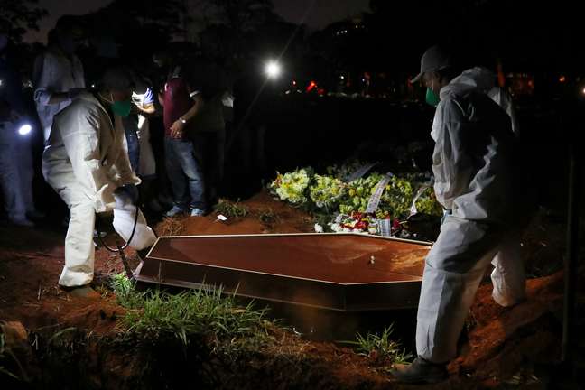 Coveiros com trajes de proteção enterram homem que morreu devido à Covid-19, no cemitério de Vila Formosa, em São Paulo
19/06/2020
REUTERS/Amanda Perobelli