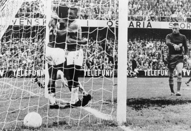 Com 100 gols, Pelé foi o artilheiro do Santos em 1959 (Foto: STAFF/AFP)