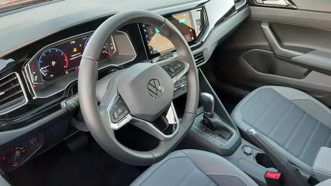 Interior é caprichado, com destaque para o painel todo digital e o novo logo VW no volante.