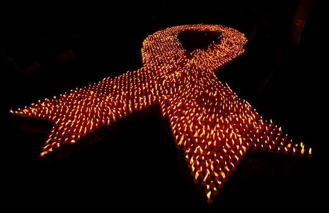 Cerca de 2.880 velas são acesas durante evento do Dia Mundial da Aids em Jacarta
01/12/2009 REUTERS/Dadang Tri