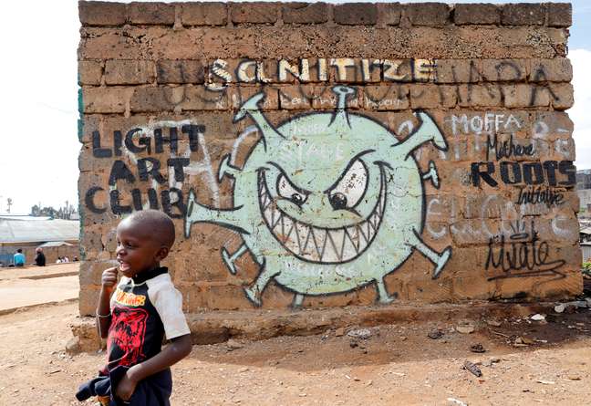 Menino em frente a grafite representando o novo coronavírus em Nairóbi, no Quênia
22/05/2020
REUTERS/Baz Ratner