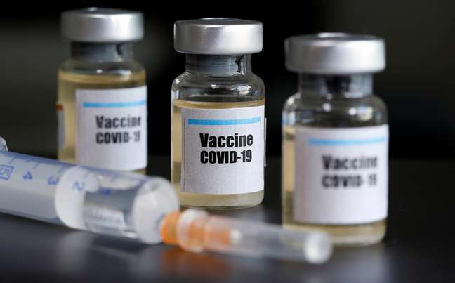 Frascos ilustratórios são dispostos com etiqueta de "Vacina para Covid-19". 10/04/2020. REUTERS/Dado Ruvic. 

