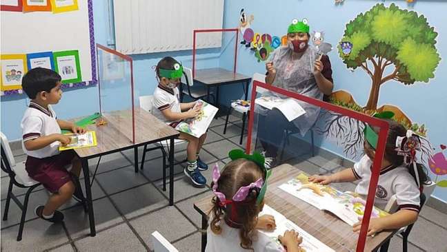 Volta às aulas em Manaus tem máscaras, barreira acrílica e rodízio de alunos